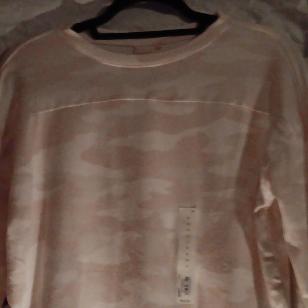 Nwt M beige/pinkish camo long sleeve top very soft material